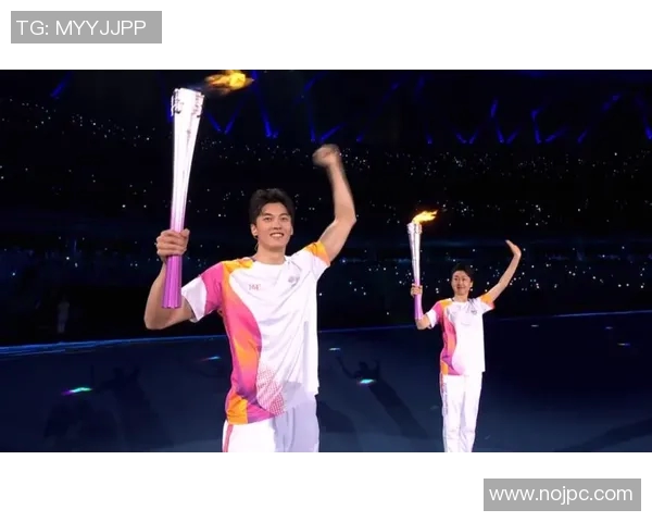 中国运动员担任亚运会首棒火炬手点燃杭州激情开启盛大赛事